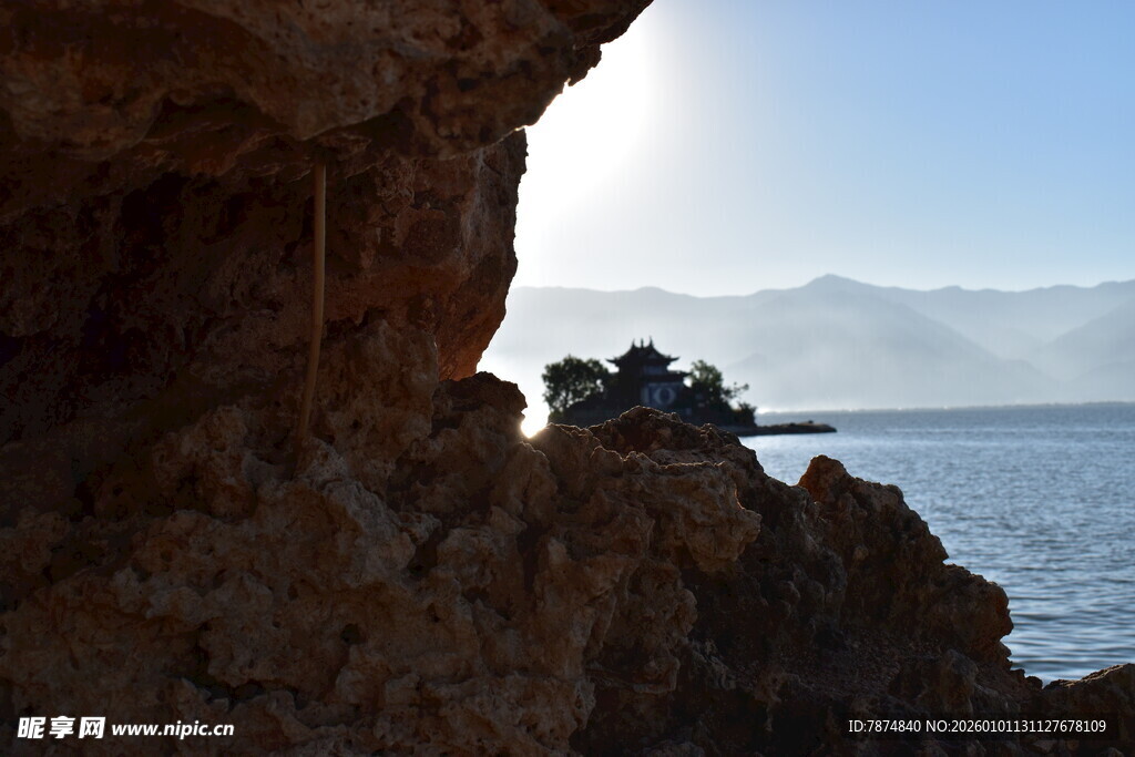 岩边海景 远方山峦隐约