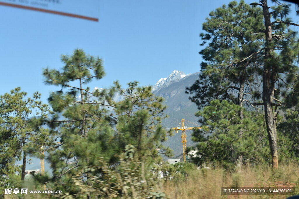 山林间的蓝天绿树景致