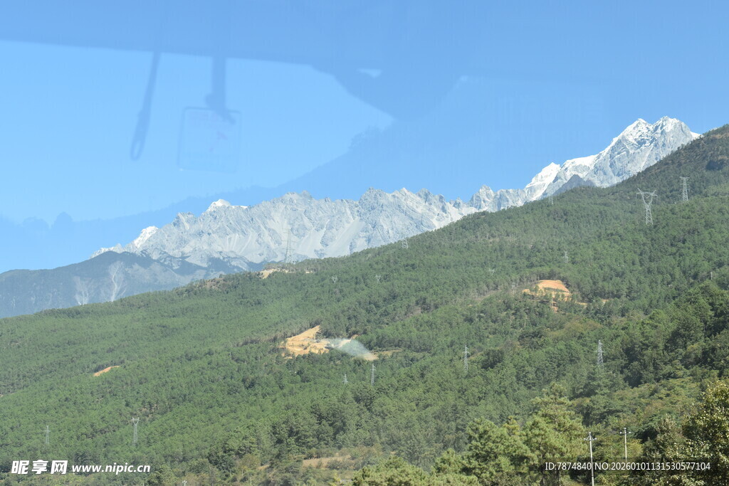 青山环绕的壮丽雪山景观