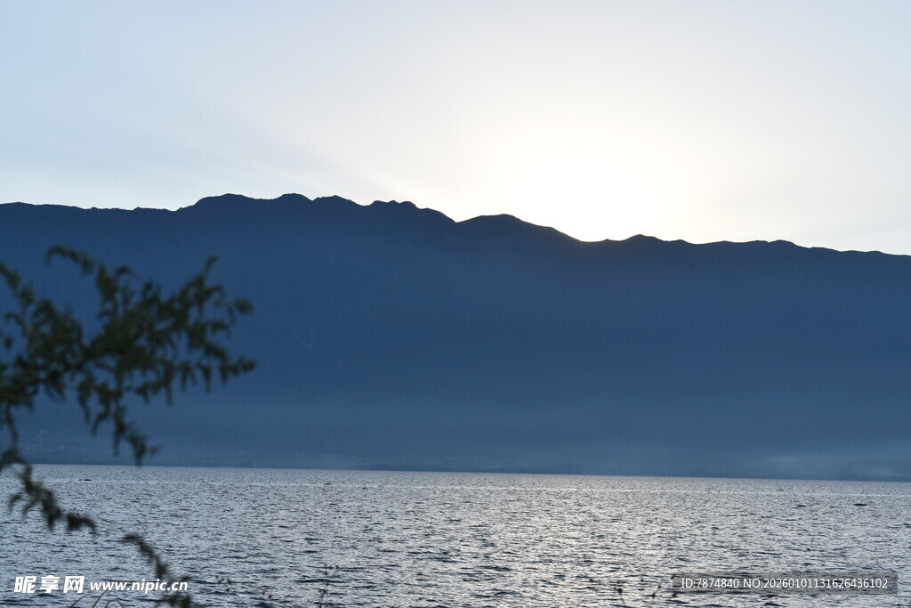 湖畔夕阳下的静谧山水景
