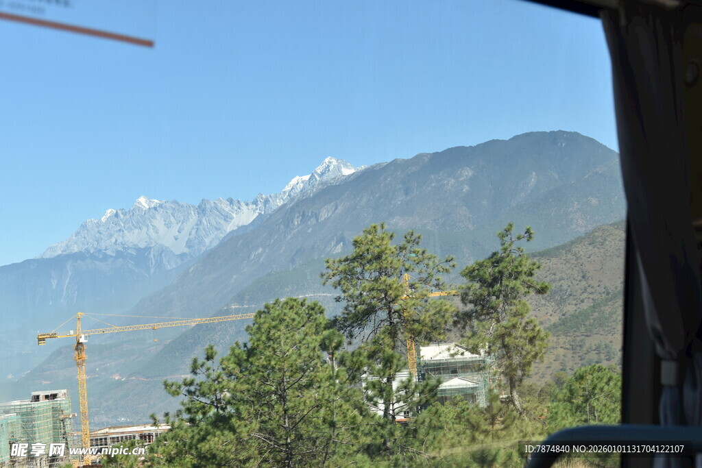 窗外壮丽雪山与葱郁林木