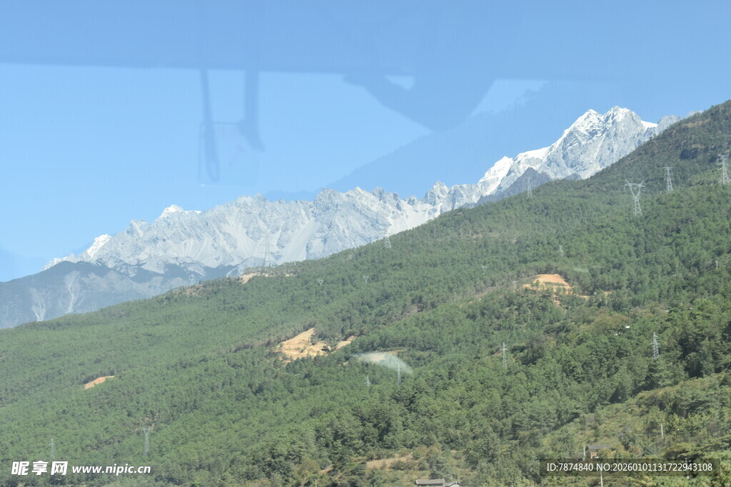 巍峨青山伴远处雪峰