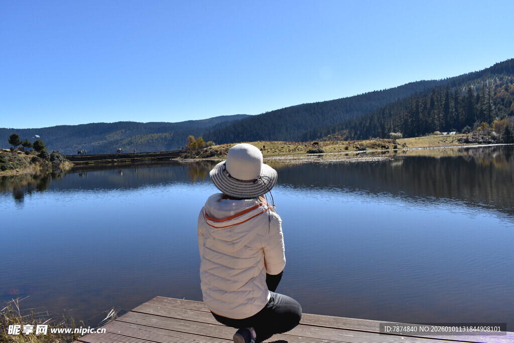 湖畔木栈道上的静思身影