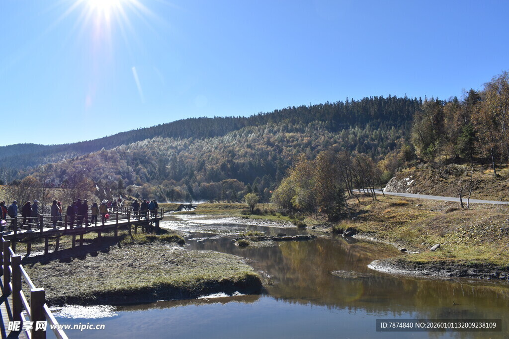 山间河畔风景秀丽
