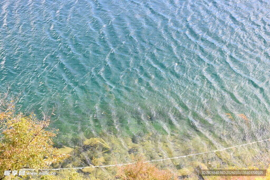 清澈湖水与岸边景致