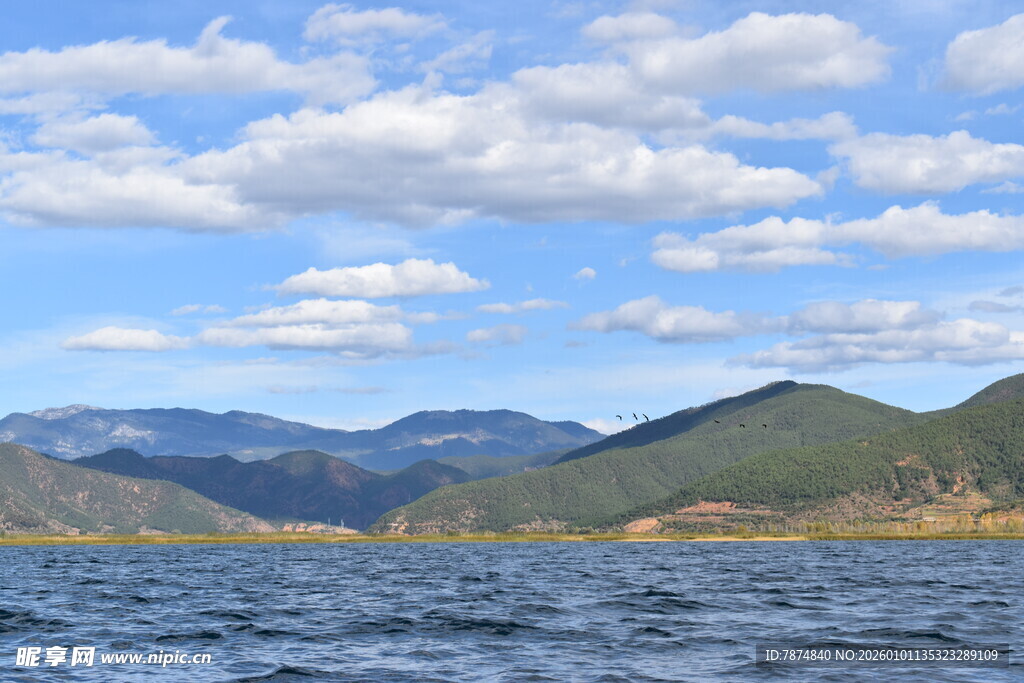 湖光山色间的秀丽风景