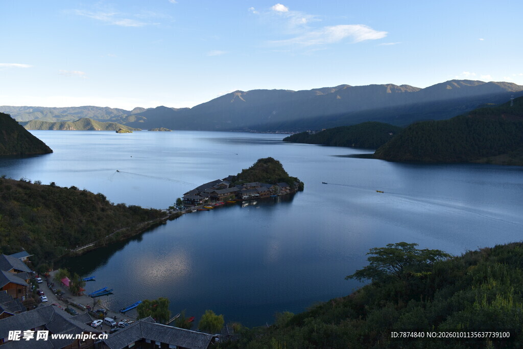 湖畔青山美景如画