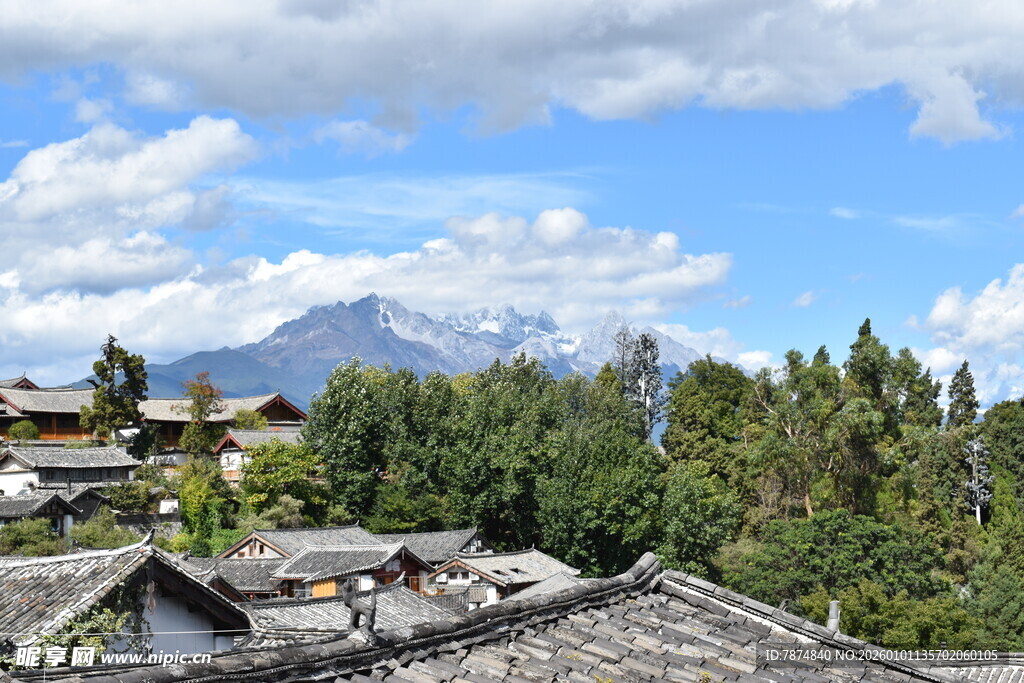 山村美景 远山近树相映衬