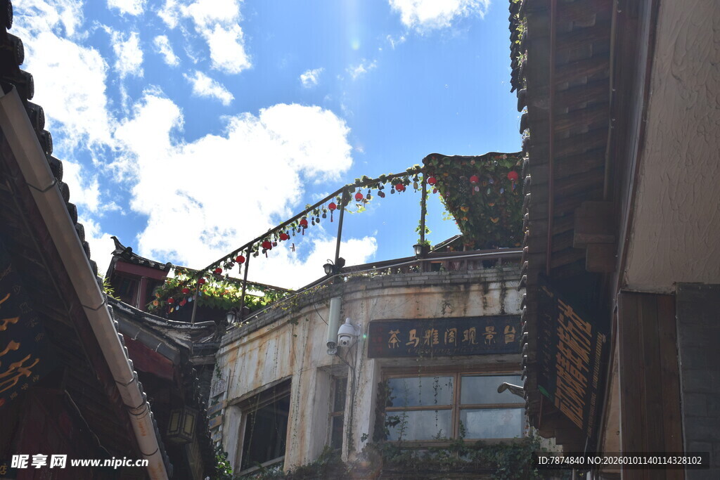 屋顶视角下的户外游乐设施