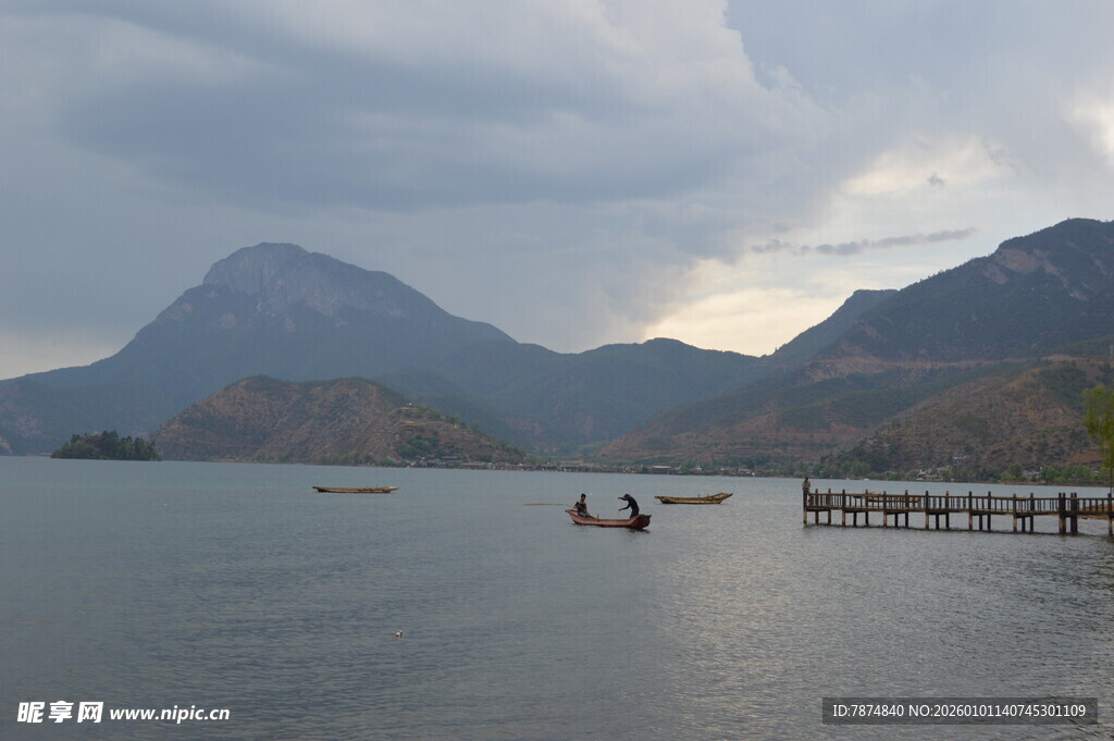 山水间的宁静湖景