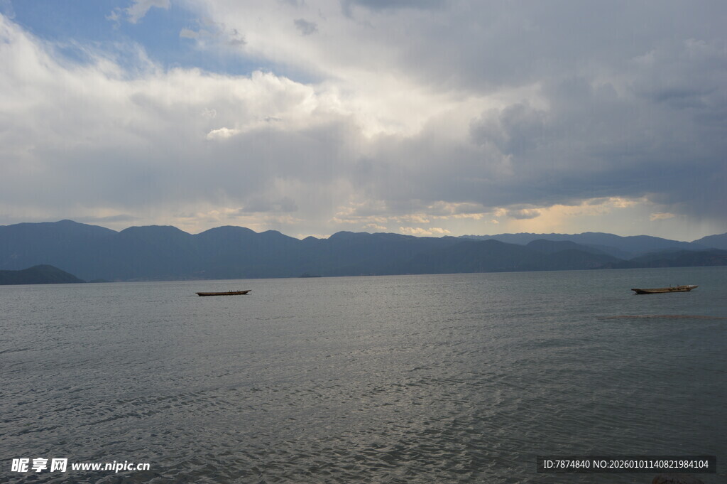 广阔水域上的船只与远山