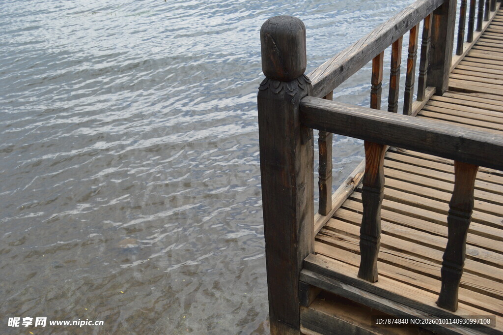 海边木质栈道栏杆景观