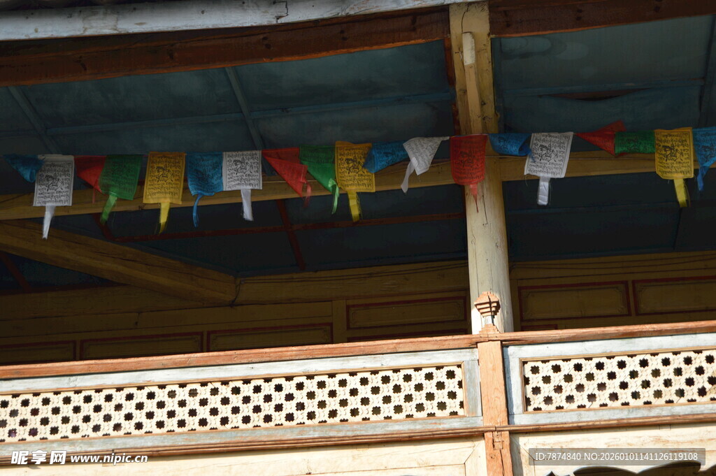 藏式建筑屋檐下的经幡