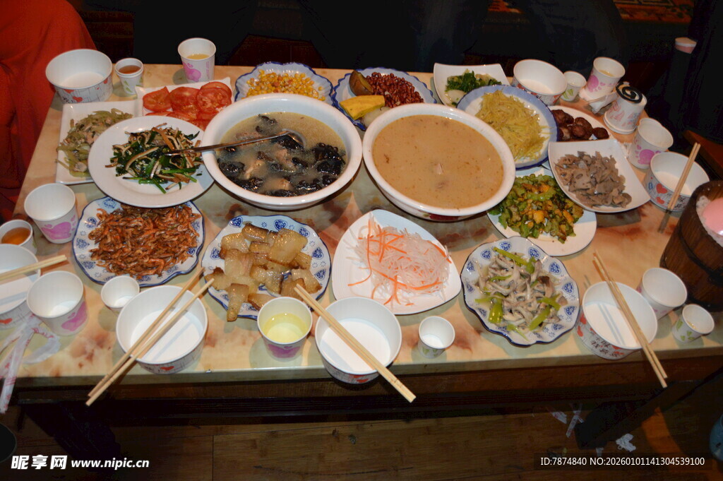 丰盛中式菜肴摆满一桌