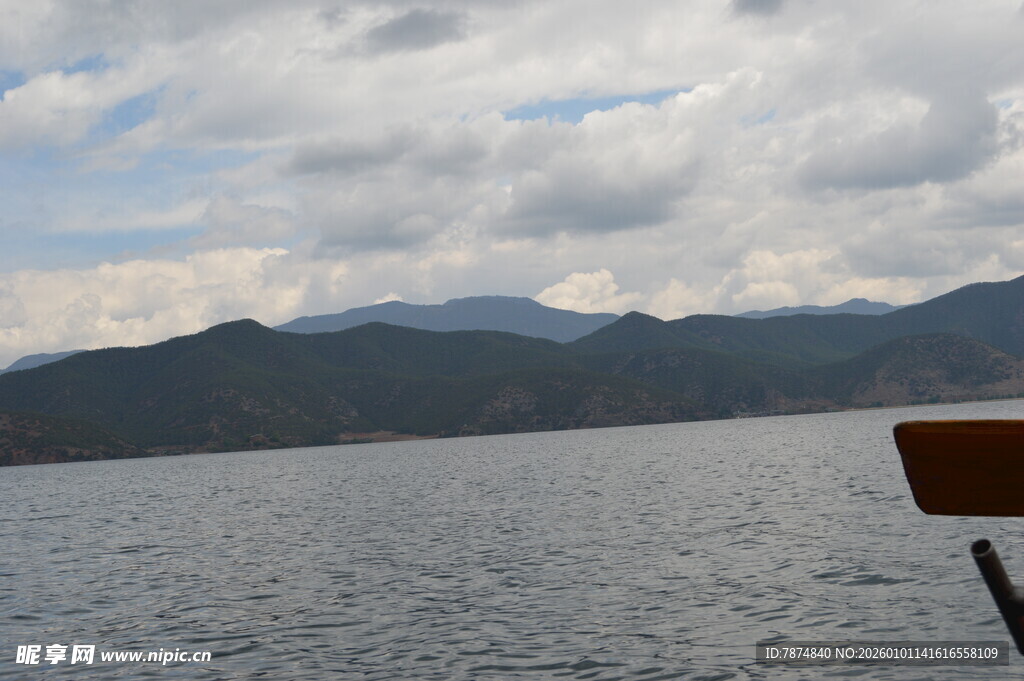 湖畔远山与云天景色