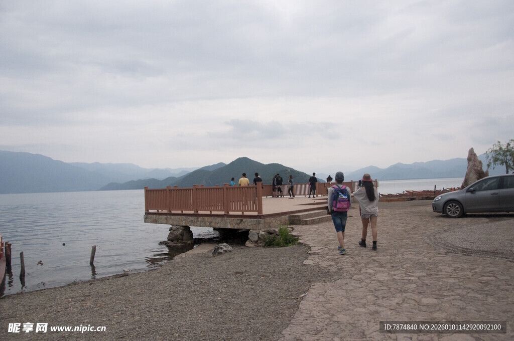 湖畔漫步的人群与美丽风景
