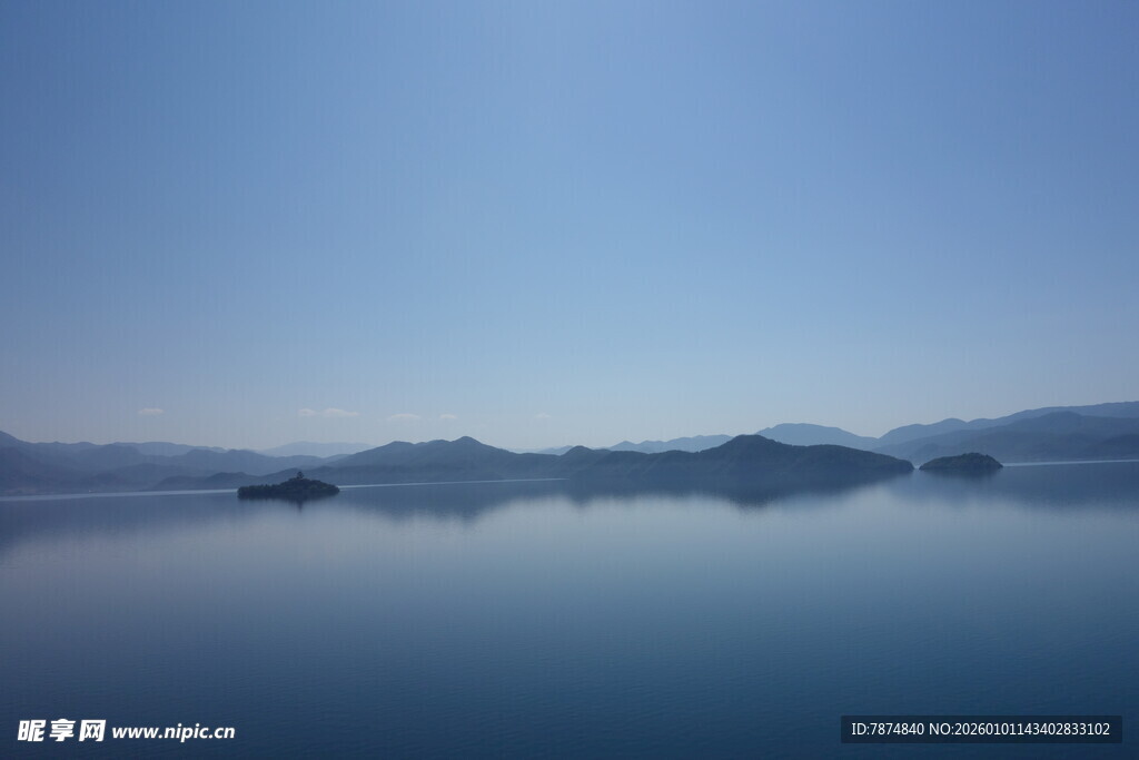 宁静湖面与远处山峦倒影