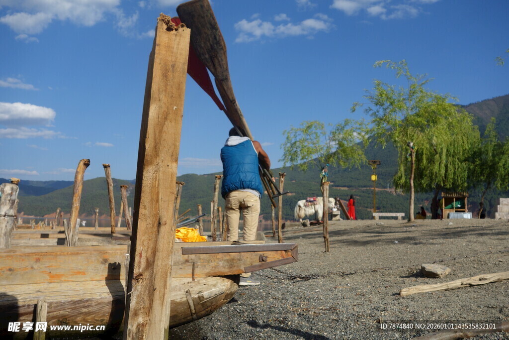 工人户外进行建筑施工