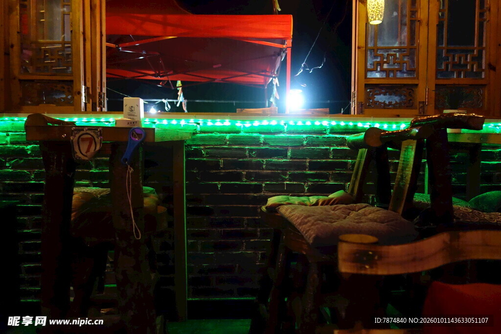酒吧内景的桌椅与灯光氛围