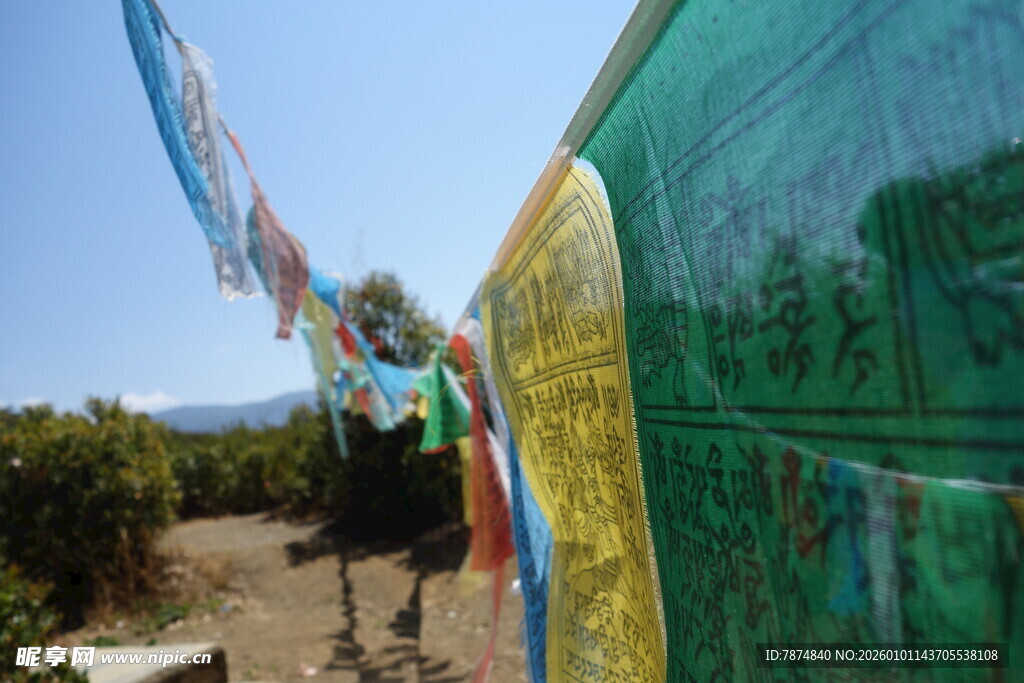 藏区经幡前的行者