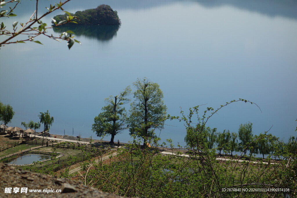 湖畔田园风光景色宜人