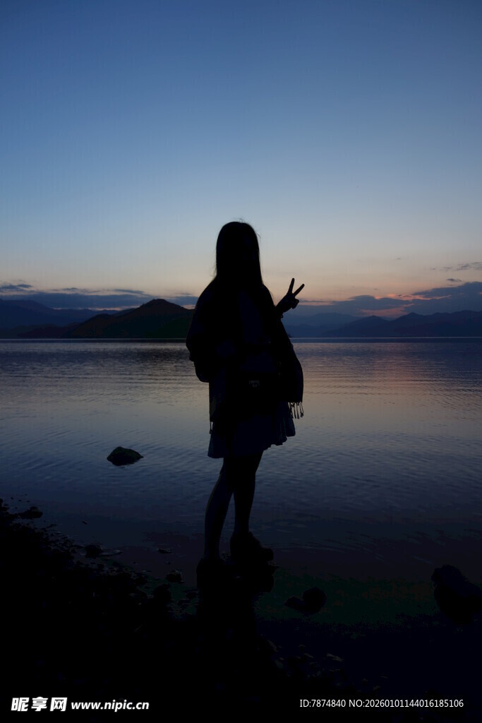 湖畔少女的黄昏剪影