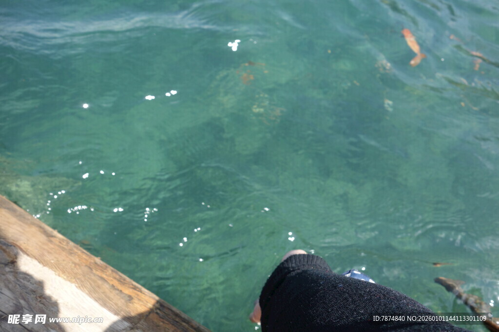 俯瞰清澈海水中的木质平台