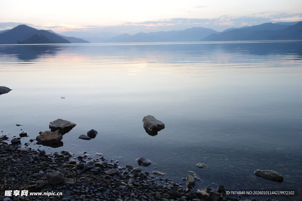宁静湖畔的黄昏景致