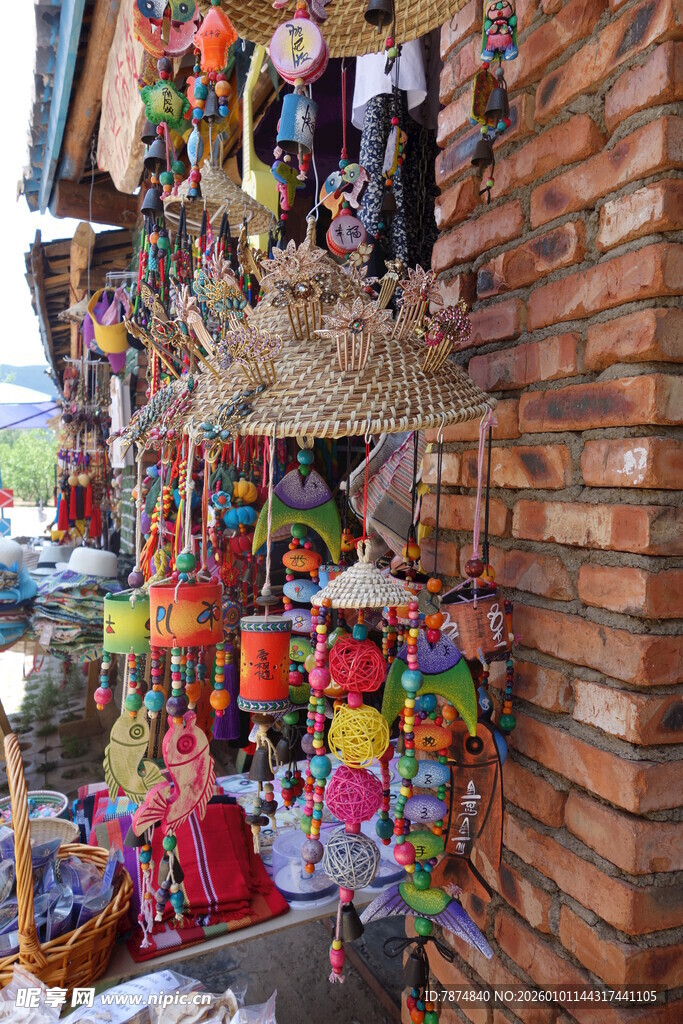 街头多彩手工艺品摊位