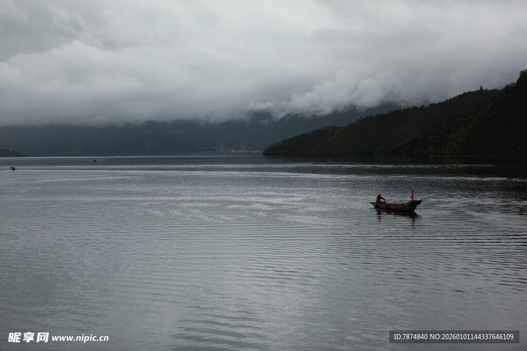 湖畔孤舟的静谧景致