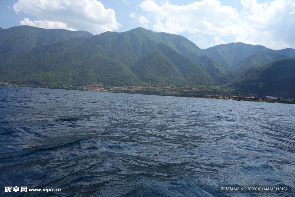 山水间的辽阔水域