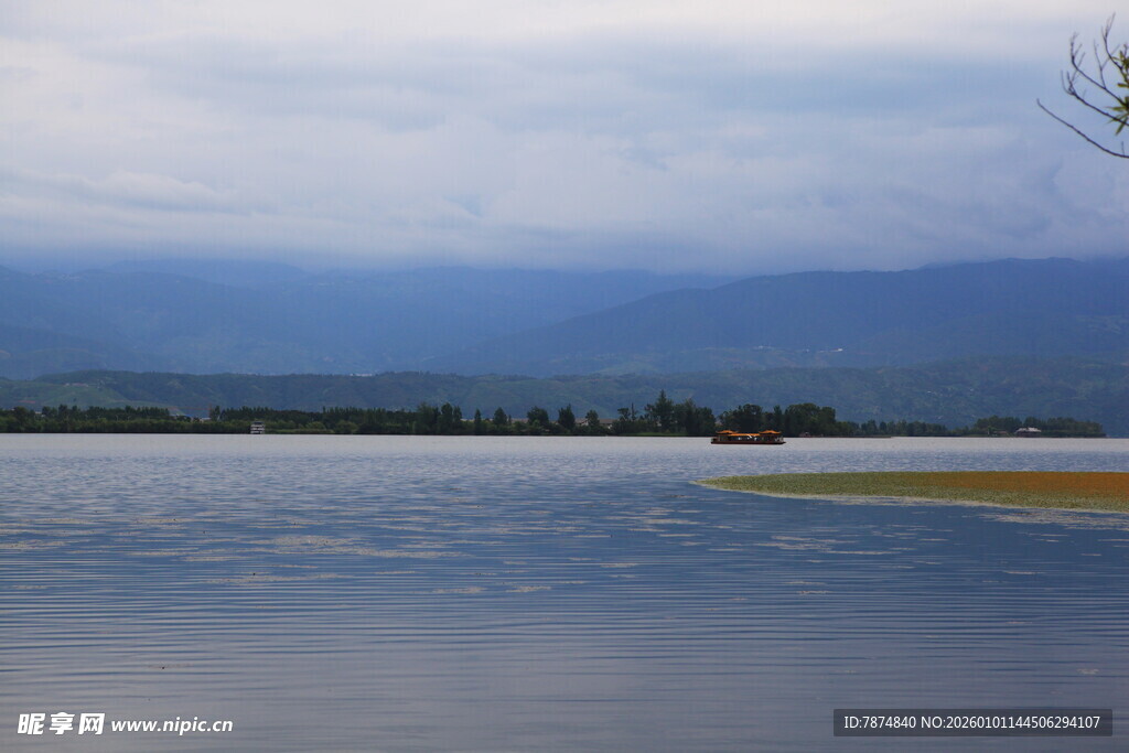 宁静湖畔的山水风光