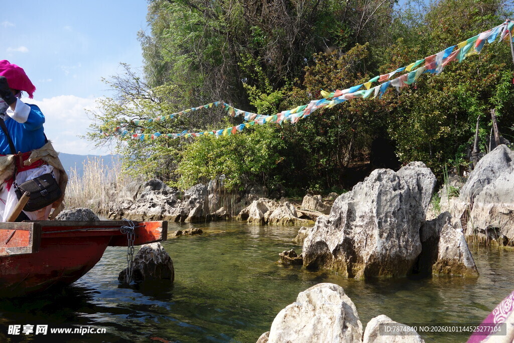 泛舟于山水间的惬意时刻