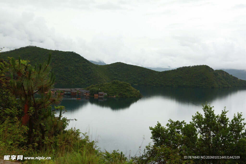 山水相依的静谧湖景
