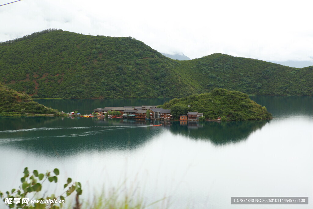 宁静山水间的美丽湖景