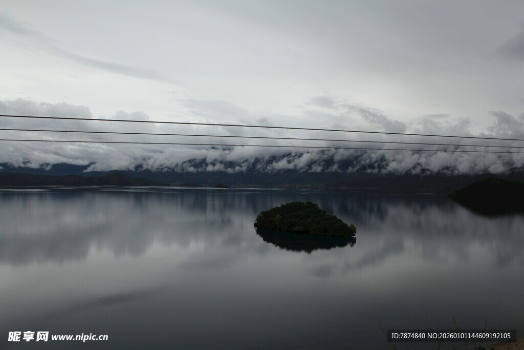 宁静湖面与远处山峦倒影