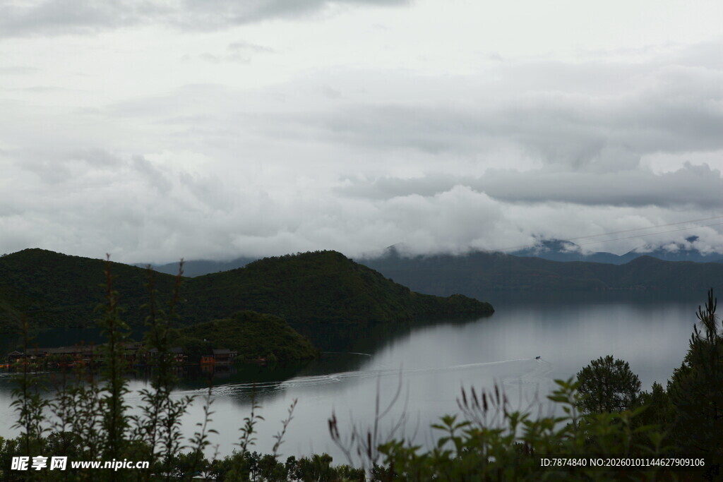 云雾缭绕的山水风光