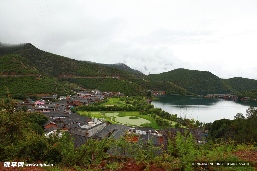 山间湖畔村落美景