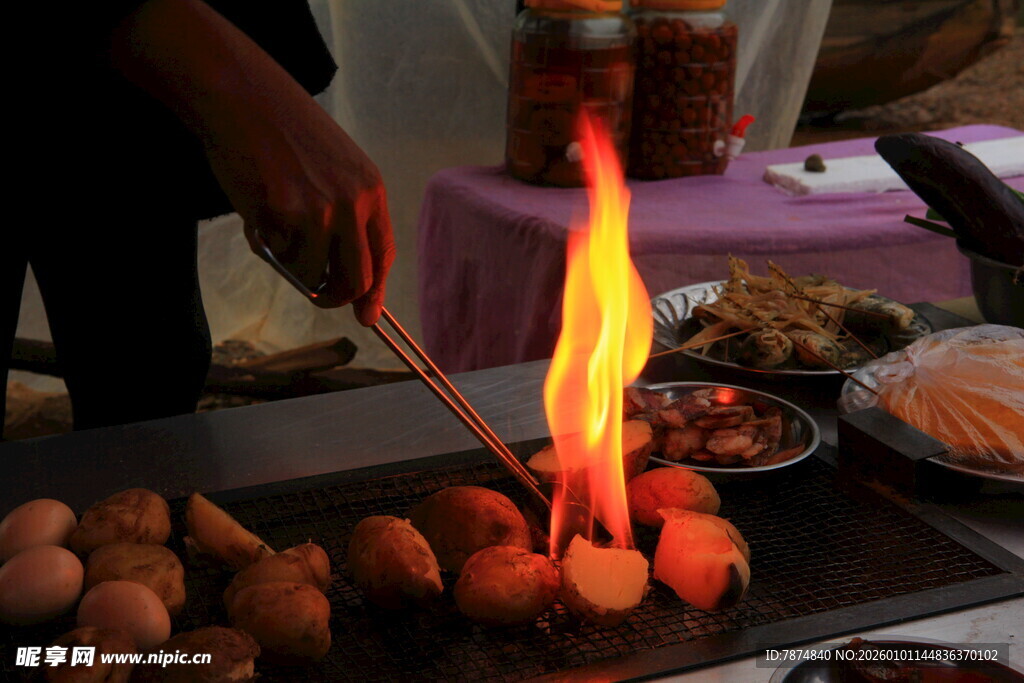 户外炭火烤制美味食物