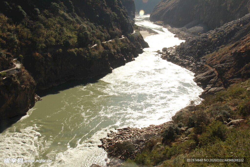 壮丽峡谷中的湍急河流
