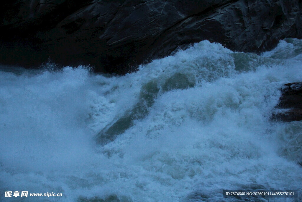 湍急水流冲击岩石景象