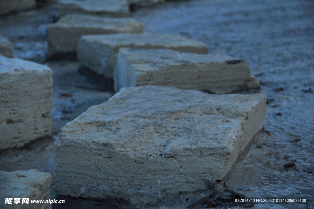 户外排列的石块