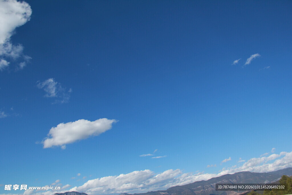 蓝天飘云下的远山景色