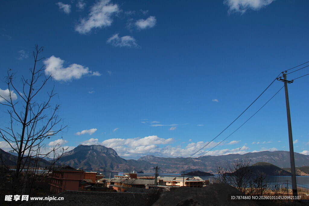 蓝天远山旁的乡村景致