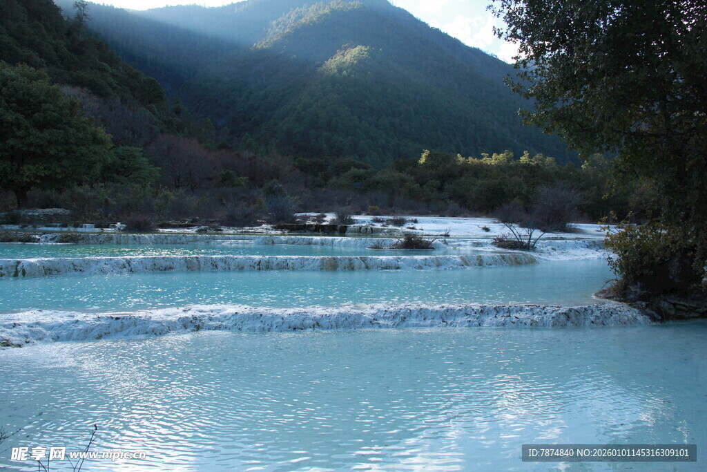 山间蓝绿色溪流美景