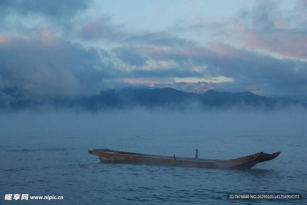 海上孤舟伴云雾