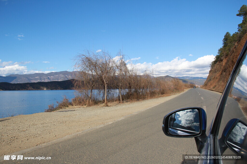 公路边的湖景与冬日树木