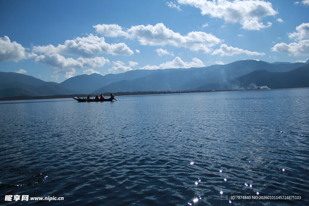 湖光山色中的悠然小船