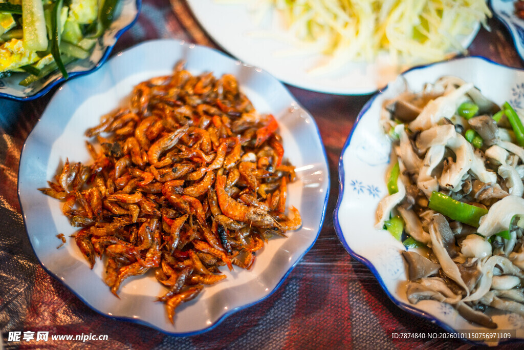 多样美味炒菜摆放在盘中