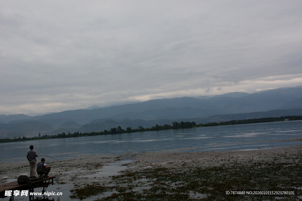 湖畔风景 两人岸边闲坐